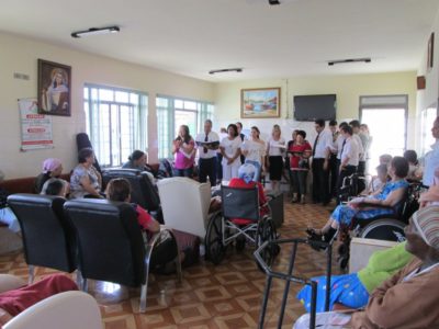 Colaboradores do AME fazem doações de hidratantes aos idosos que vivem no Asilo